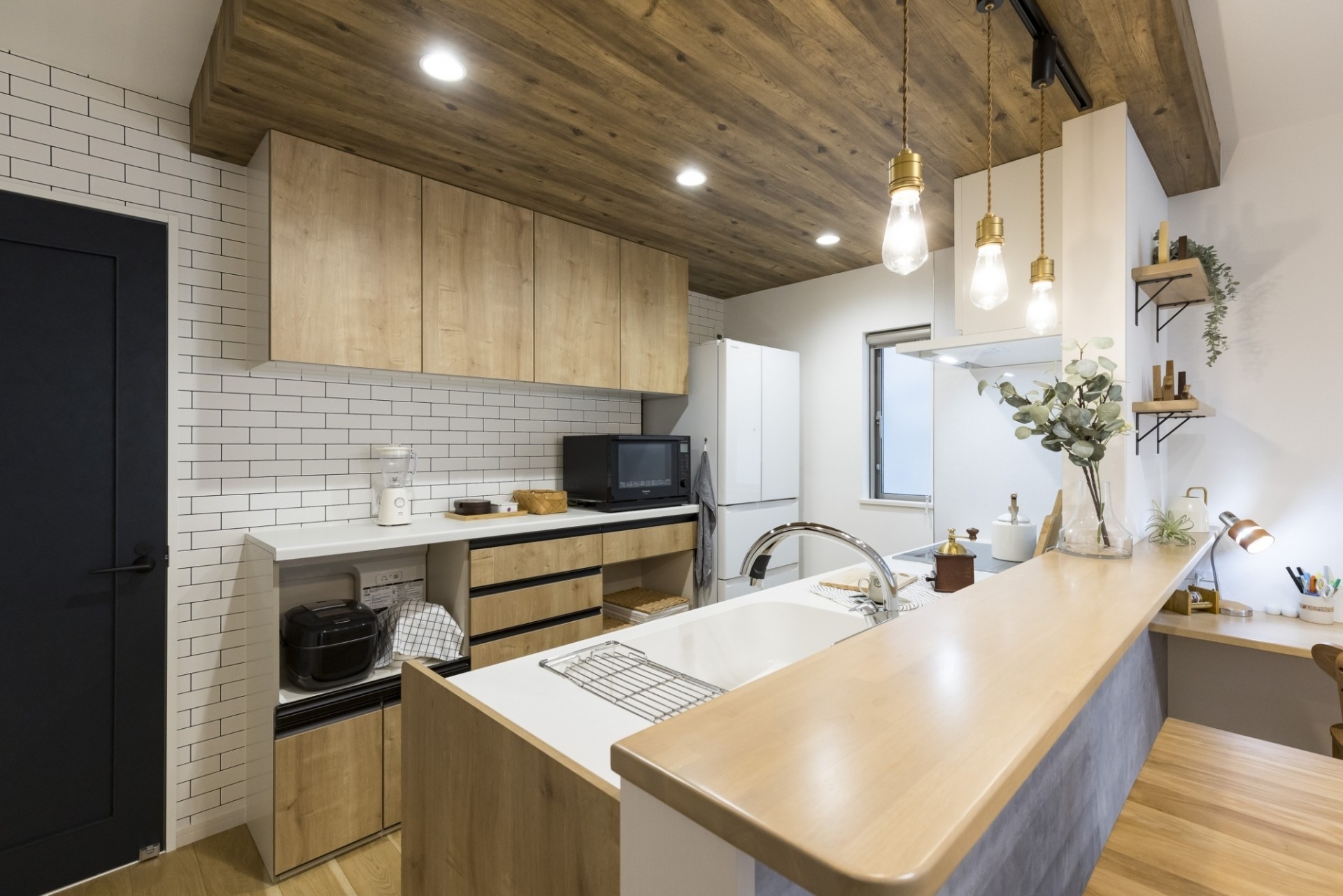 大府市の分譲住宅で気づきにくい、キッチン背面収納と通路幅の関係